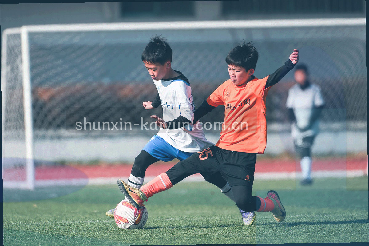 贵州山水抽象水墨意象，橙蓝渐变勾勒层叠山峦
